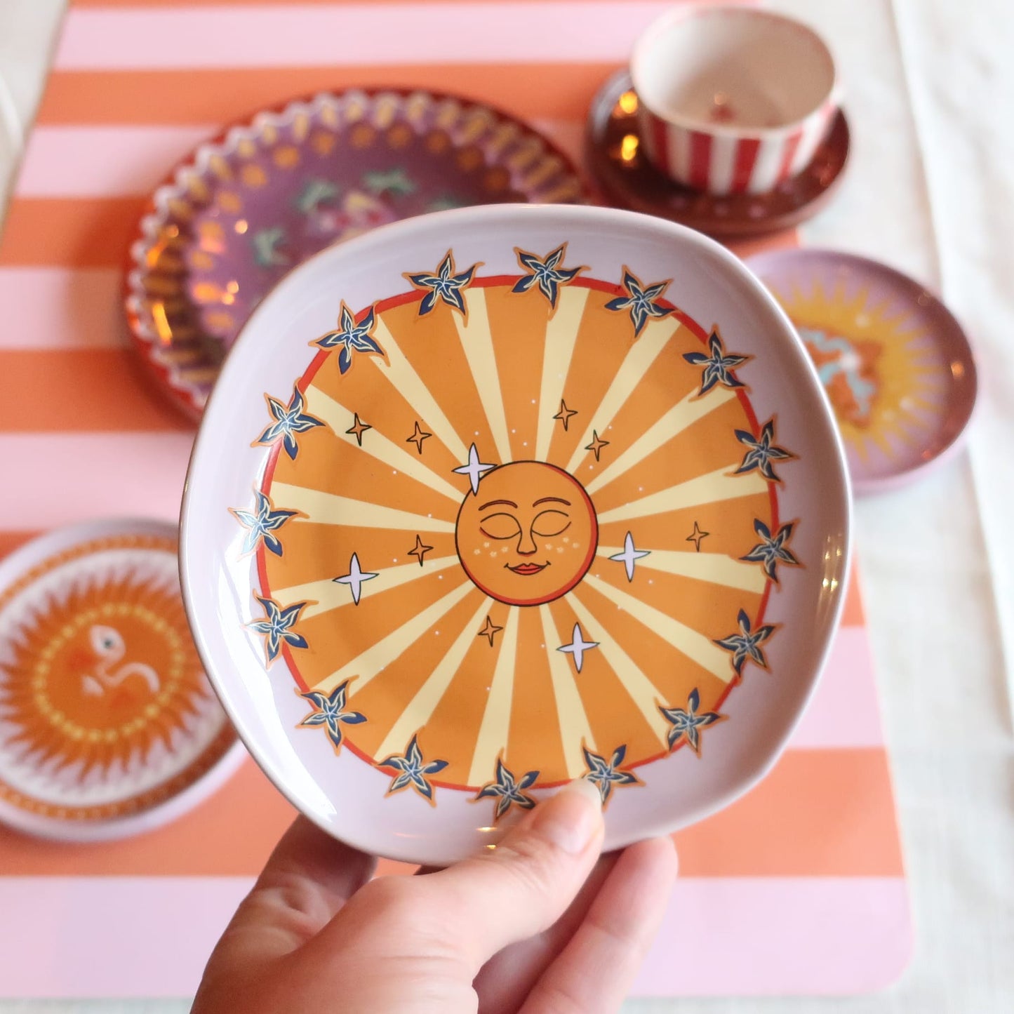 Close-up van het handgemaakte lila serveerbord met zon- en sterrenprint. Perfect voor ontbijt, brunch of borrel, duurzaam en vaatwasserbestendig.