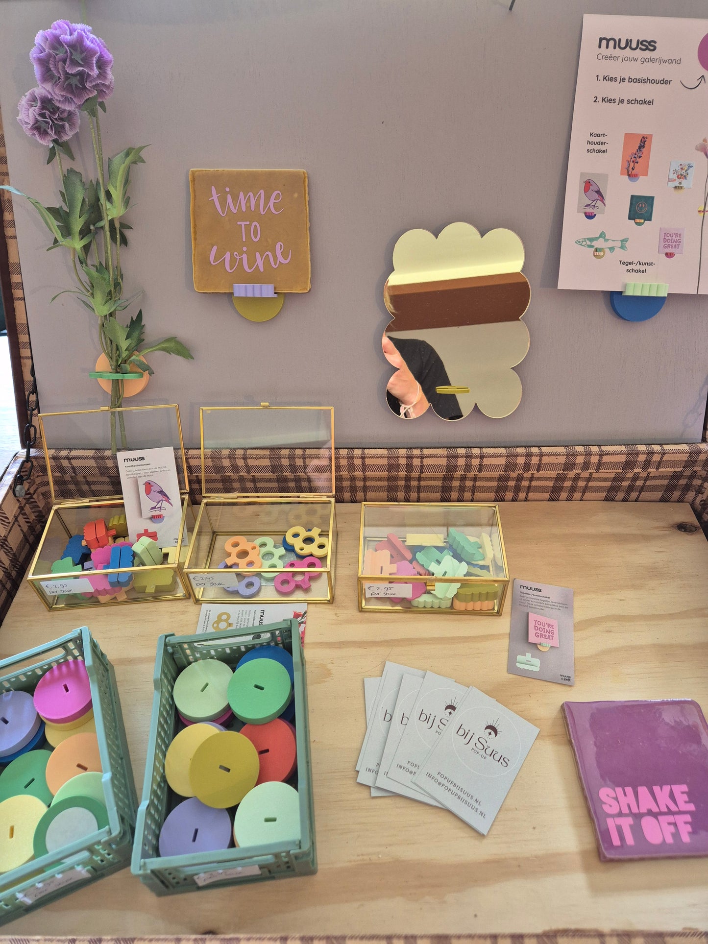 MUUSS spiegeltjes in drie kleuren – roze, roségoud en goud – gecombineerd in modulaire galerijwand