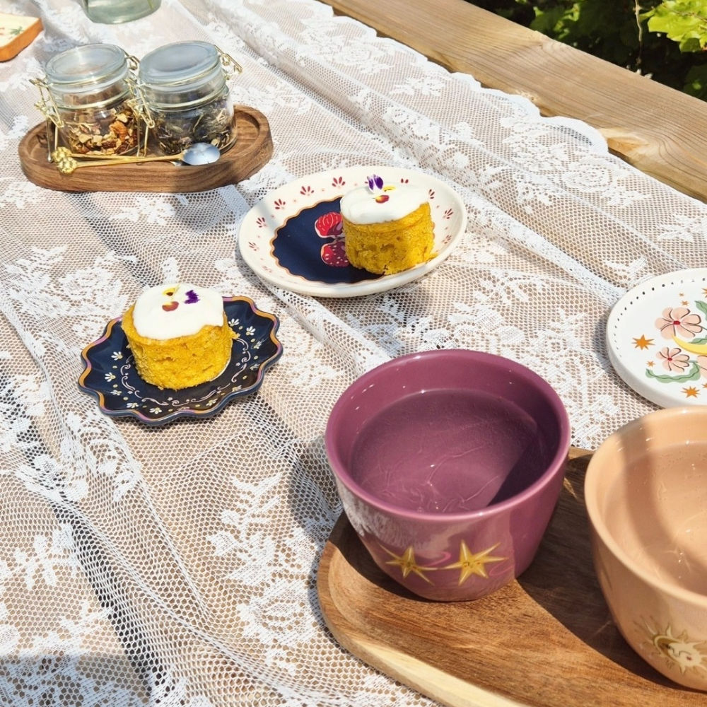 Gedekte tafel met kleurrijk servies van all the luck in the world