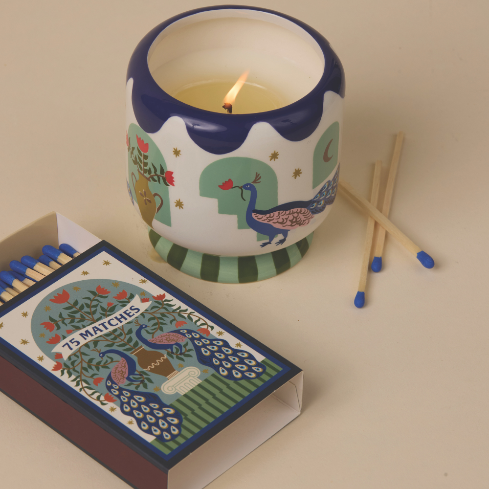 Paddywax A Dopo Peacock geurkaars handbeschilderde details keramiek op tafel - luxe cadeau voor vrouwen Bij Suus