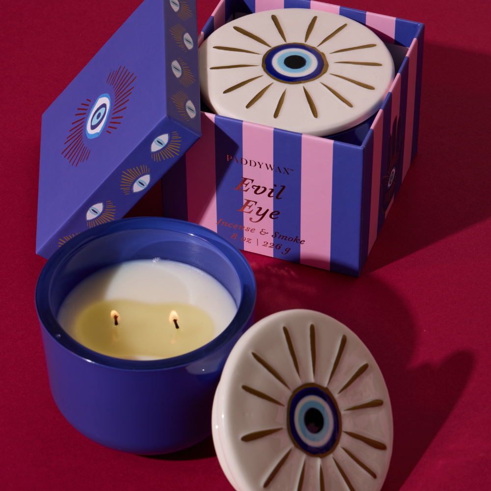 Paddywax Charmed geurkaars Evil Eye in blauw glas op tafel - luxe cadeau voor vrouwen Bij Suus