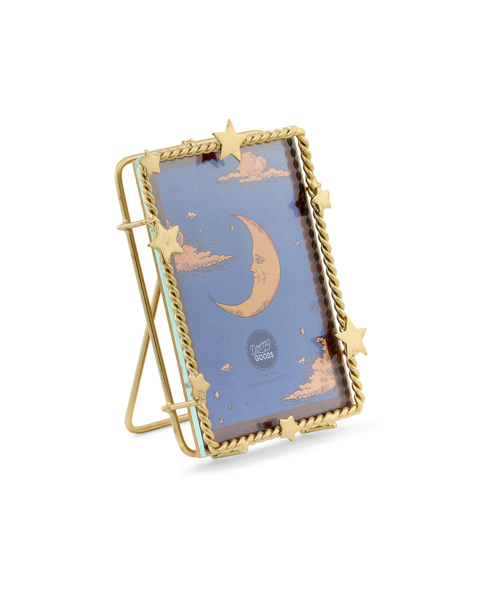 Laat je mooiste herinneringen schitteren. Dit handgemaakte lijstje van gerecycled messing staat prachtig op een plank of dressoir.