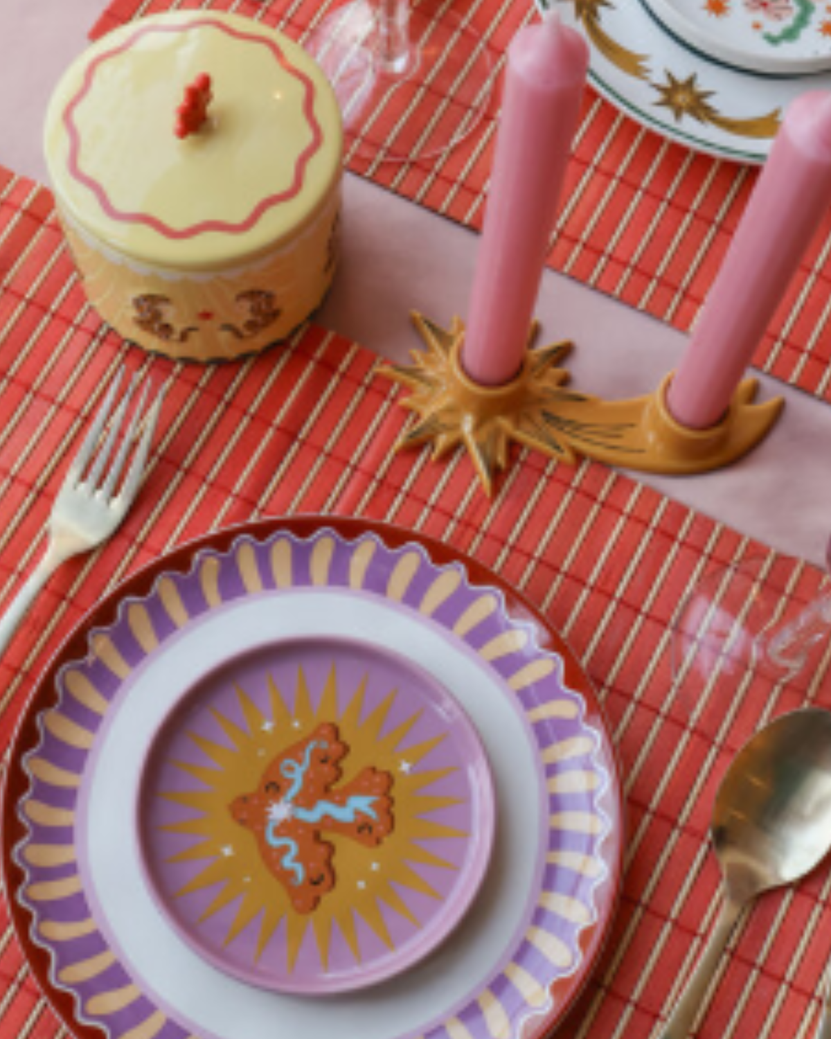 Handgemaakt bordje met vogel- en sterprint. Compact en speels, ideaal als cadeau of charmant accent op je eettafel. Magnetron- en vaatwasserbestendig.