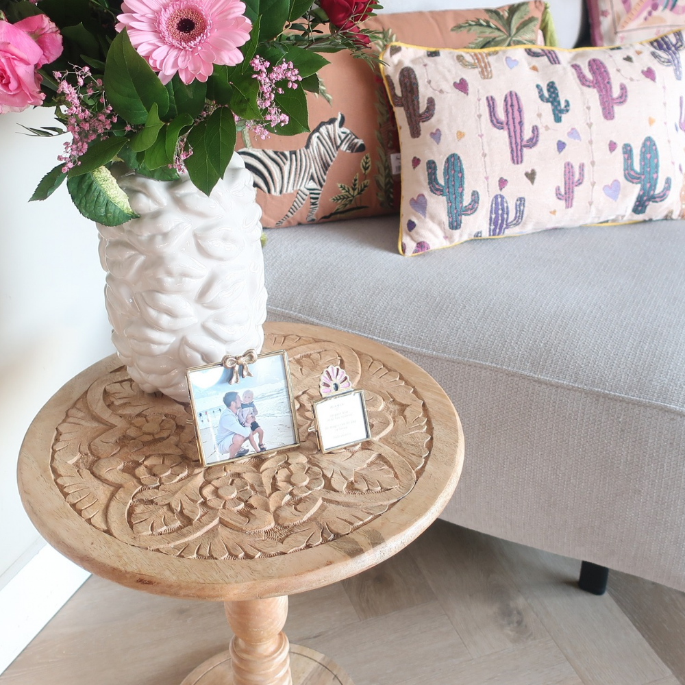 Ronde houten bijzettafel met gedraaide poot en bloemendessin als stijlvol woonaccessoire