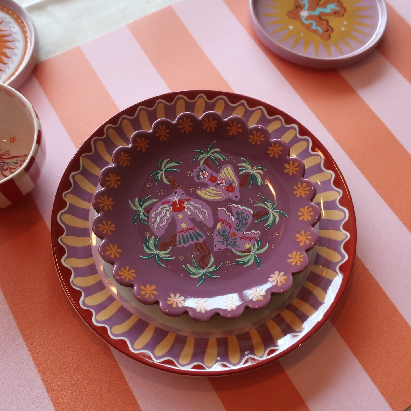 Close-up van het handgemaakte keramieken bordje met schattige vogeltjes. Ideaal voor hapjes, desserts of als charmant accent op je eettafel.