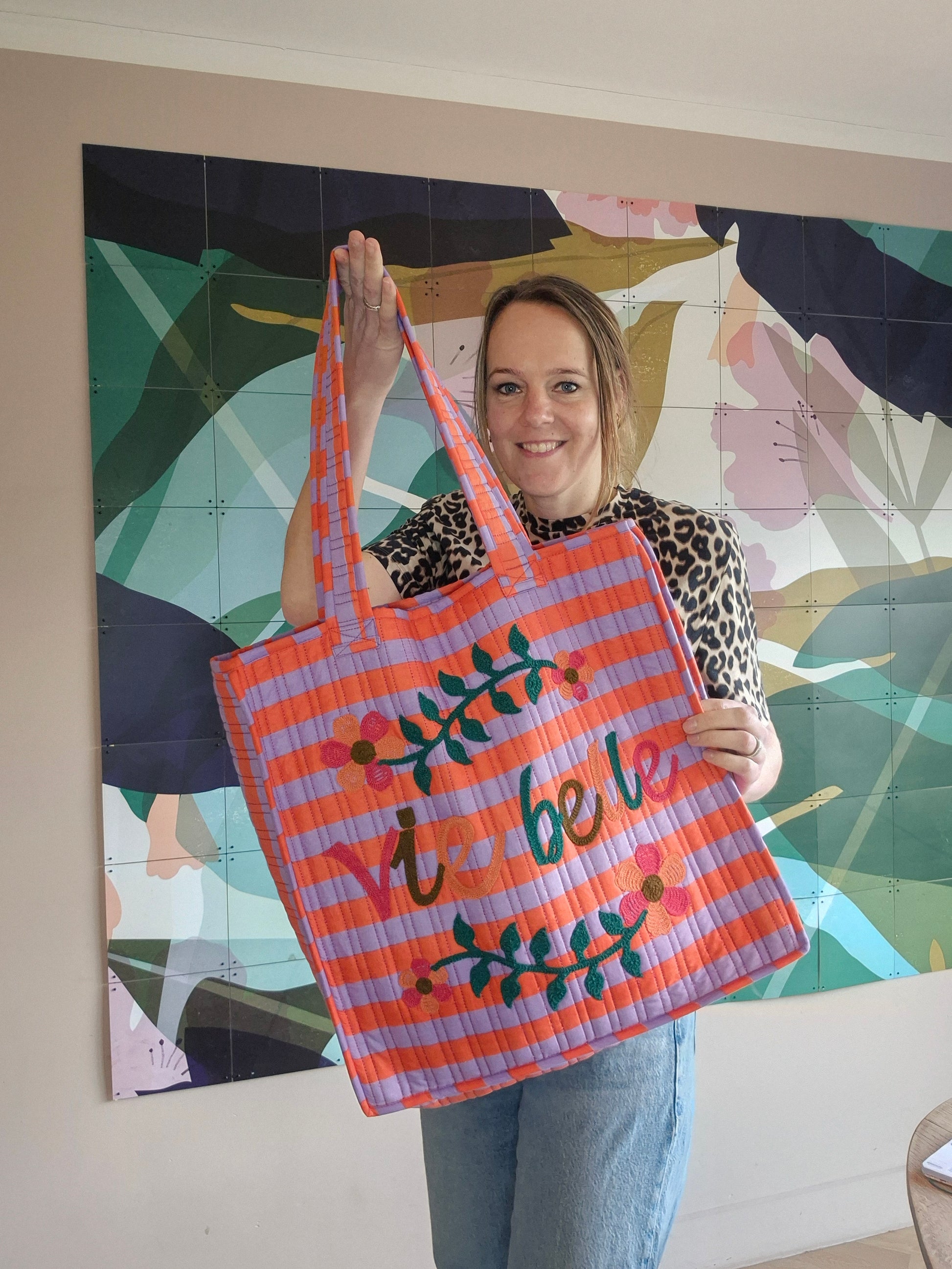 Shopper Vie Belle handtas in vrolijke kleuren met geborduurde details als praktisch en stijlvol woonaccessoire