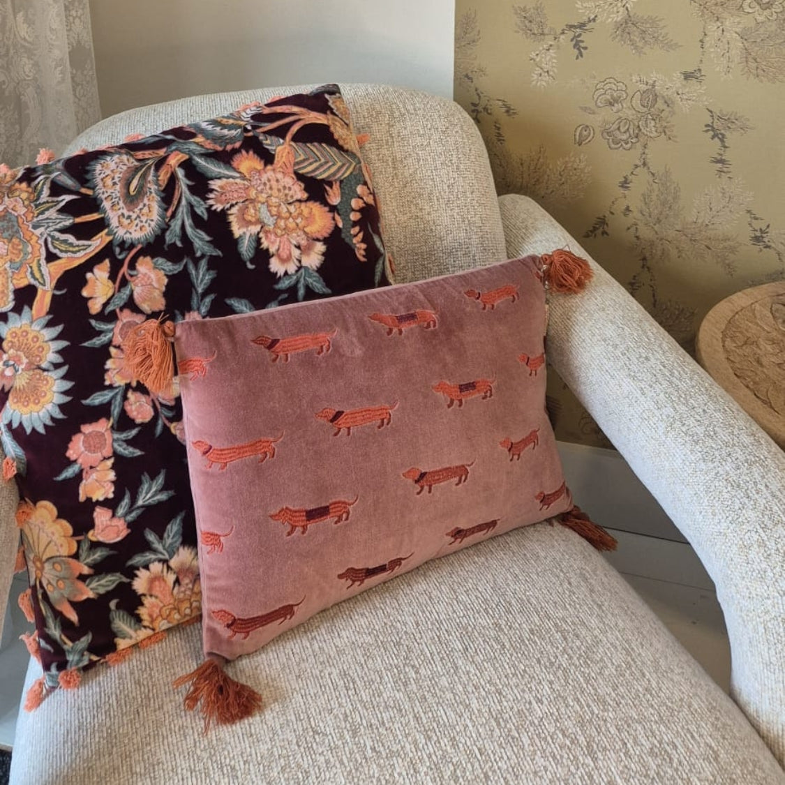 Het sierkussen Eden combineer je mooi met de andere sierkussens uit de collectie maar is ook prachtig als eyecatcher alleen op een loungestoel of bank.