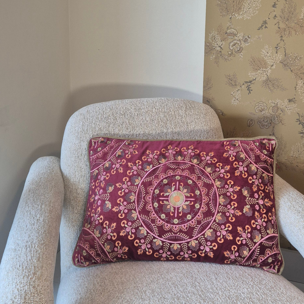 Luxe groot sierkussen van Imbarro. Met prachtige geborduurde details is dit bordeaux rode kussen een ware eyecatcher.