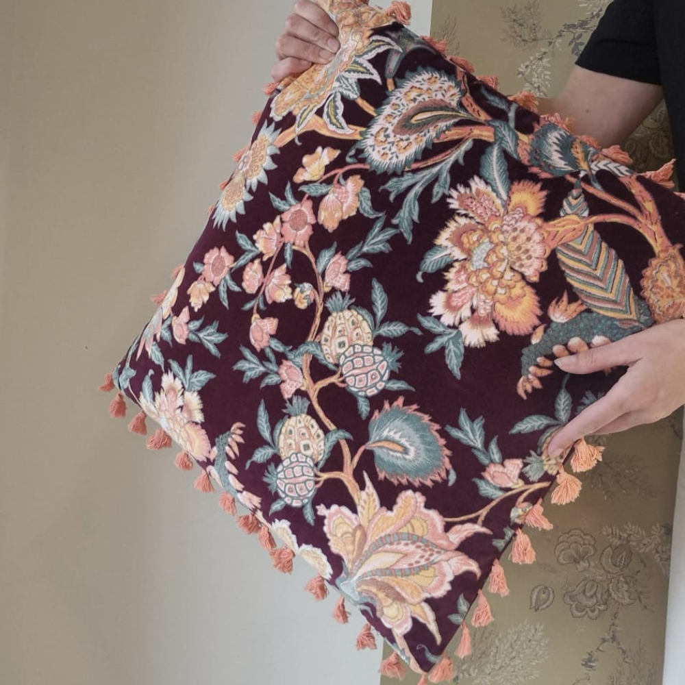 Sierkussen Imbarro, donkerpaars met bloemenprint en franjes