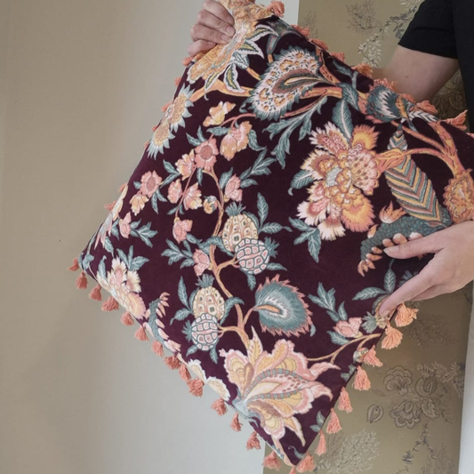 Sierkussen Imbarro, donkerpaars met bloemenprint en franjes