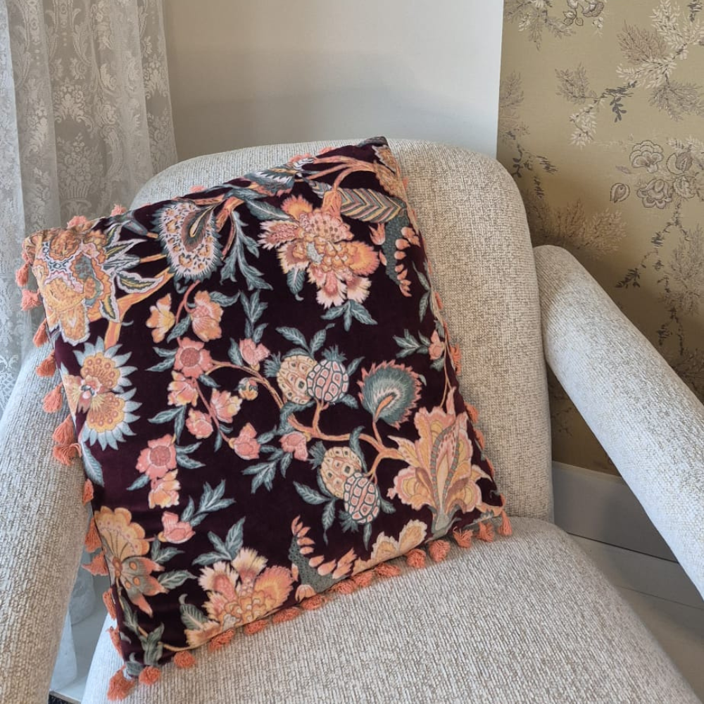 Donkerpaars sierkussen van Imbarro met franjes en bloemenprint