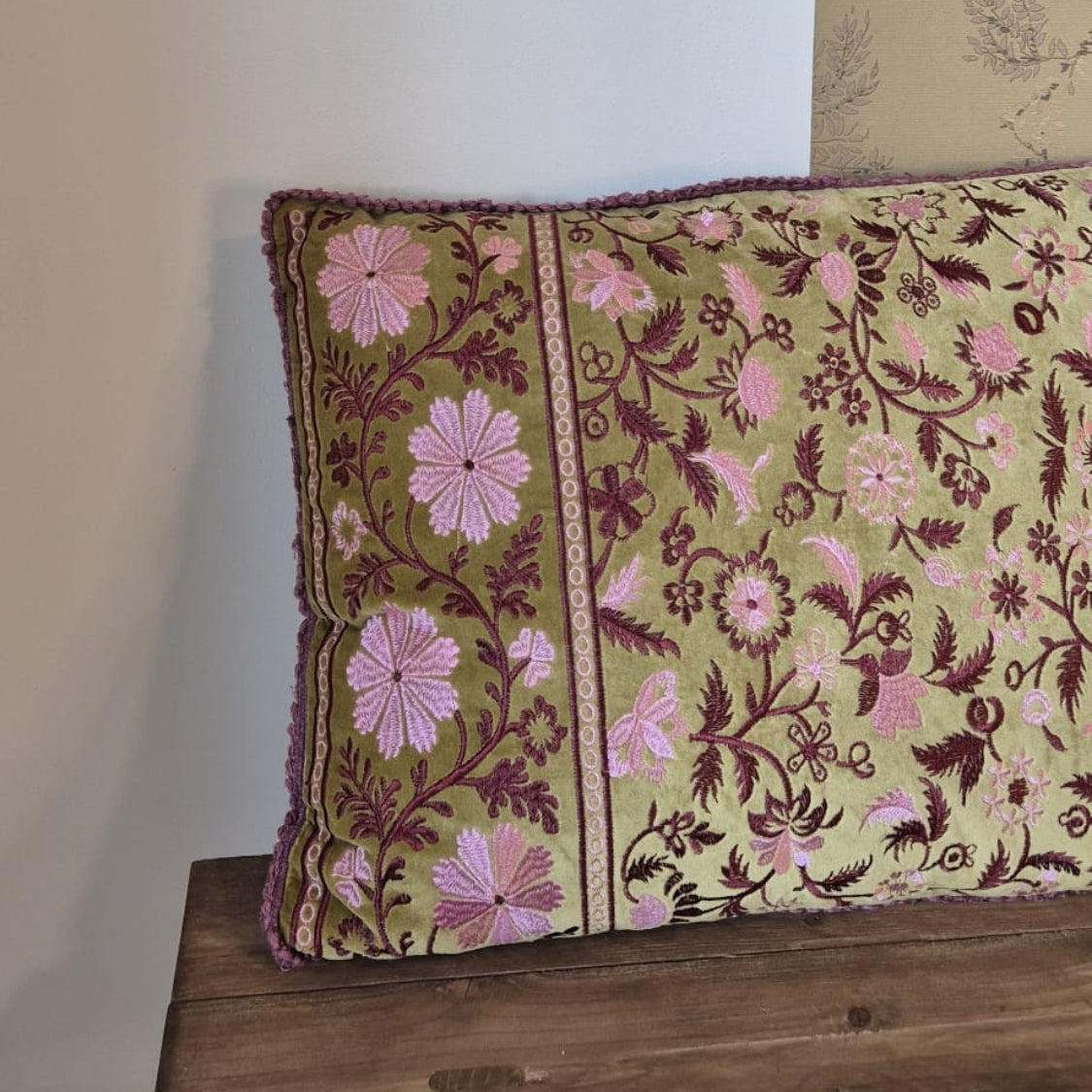 Sierkussen van Imbarro met geborduurde details prachtig als woonaccessoire