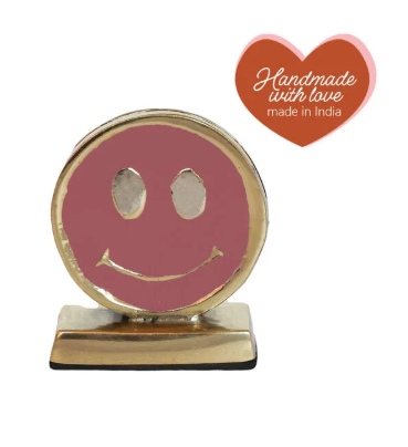 Close-up van deze handgemaakte kaarthouder in smiley-vorm van messing. Voeg een vrolijk accent toe aan je bureau of plank.