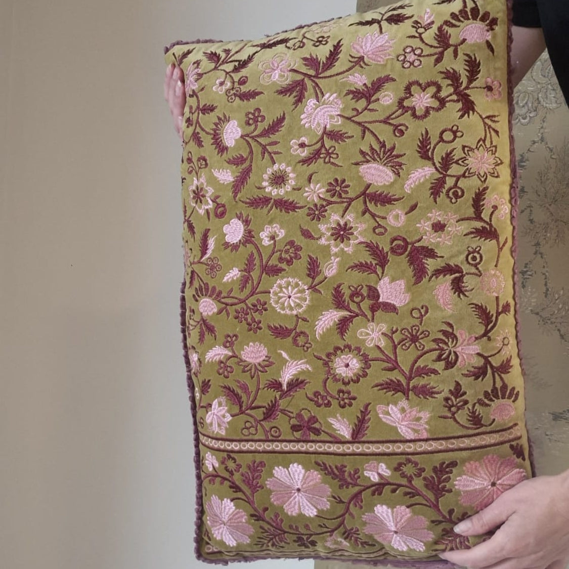 Sierkussen van Imbarro, velvet groen met geborduurde details