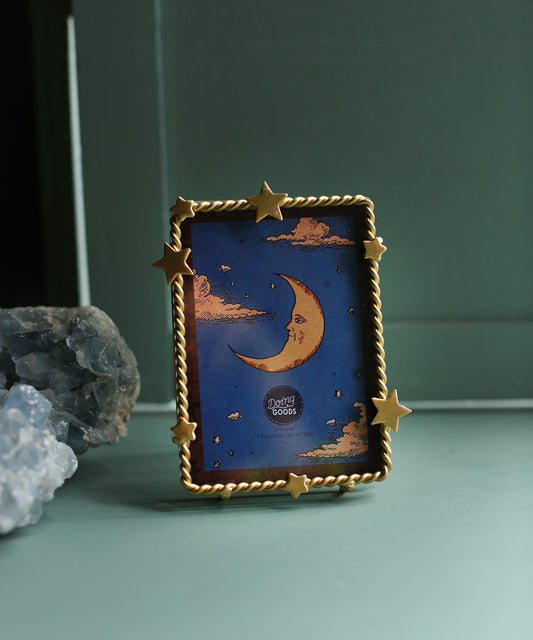 Combineer dit speelse ster-lijstje met andere gouden details voor een warme, sprankelende sfeer in huis. Perfect voor unieke woondecoratie.