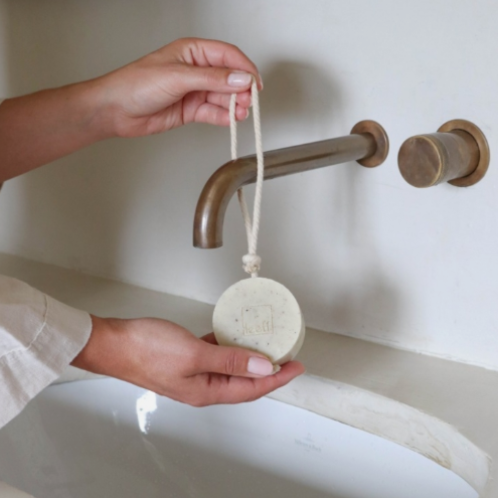 Leeff Sesam Scrubzeep met touwtje aan badkamerkraan - verzorgende zeep en woonaccessoire