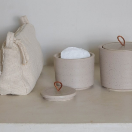 Leeff Silke L voorraadpot taupe in moderne keuken - stijlvolle keukenaccessoires