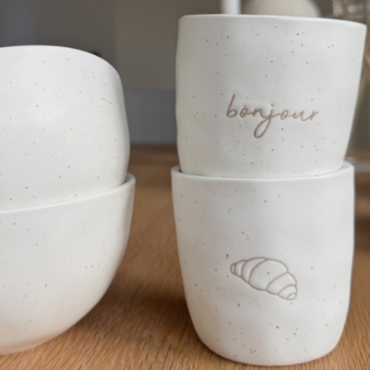 Leeff Mokjes Croissant Bonjour in keuken met koffie, stijlvolle keukenaccessoires en cadeau