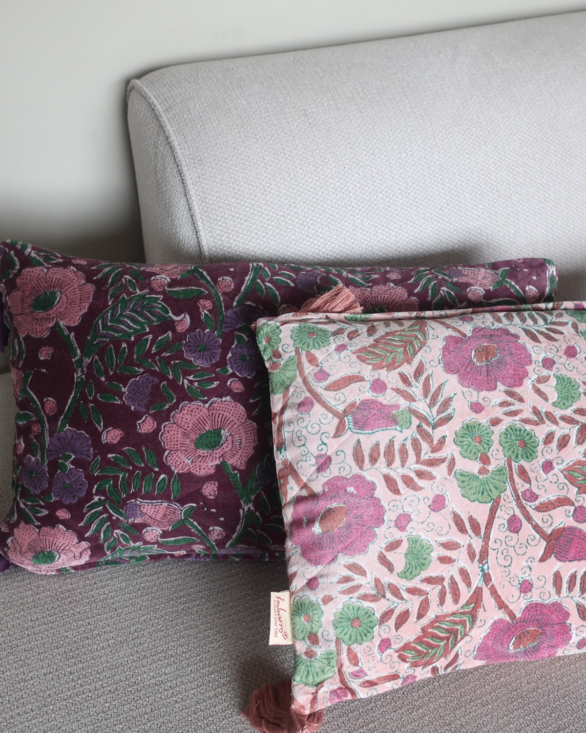 Velvet kussen Eleana gecombineerd met andere kussens voor een kleurrijk interieur