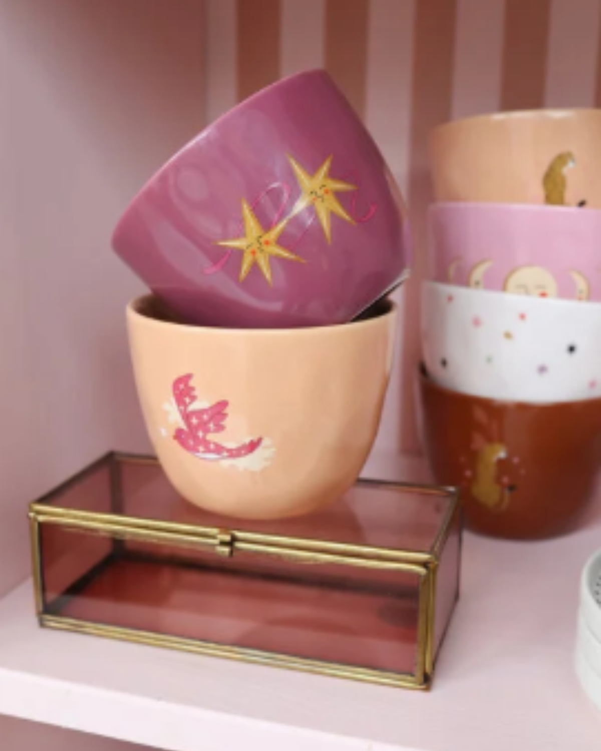 De keramieken mok Ø 10 cm, hoogte 7 cm, op een sfeervol tafelmoment. Ideaal als cadeau of om je dagelijkse koffieritueel een speelse touch te geven.