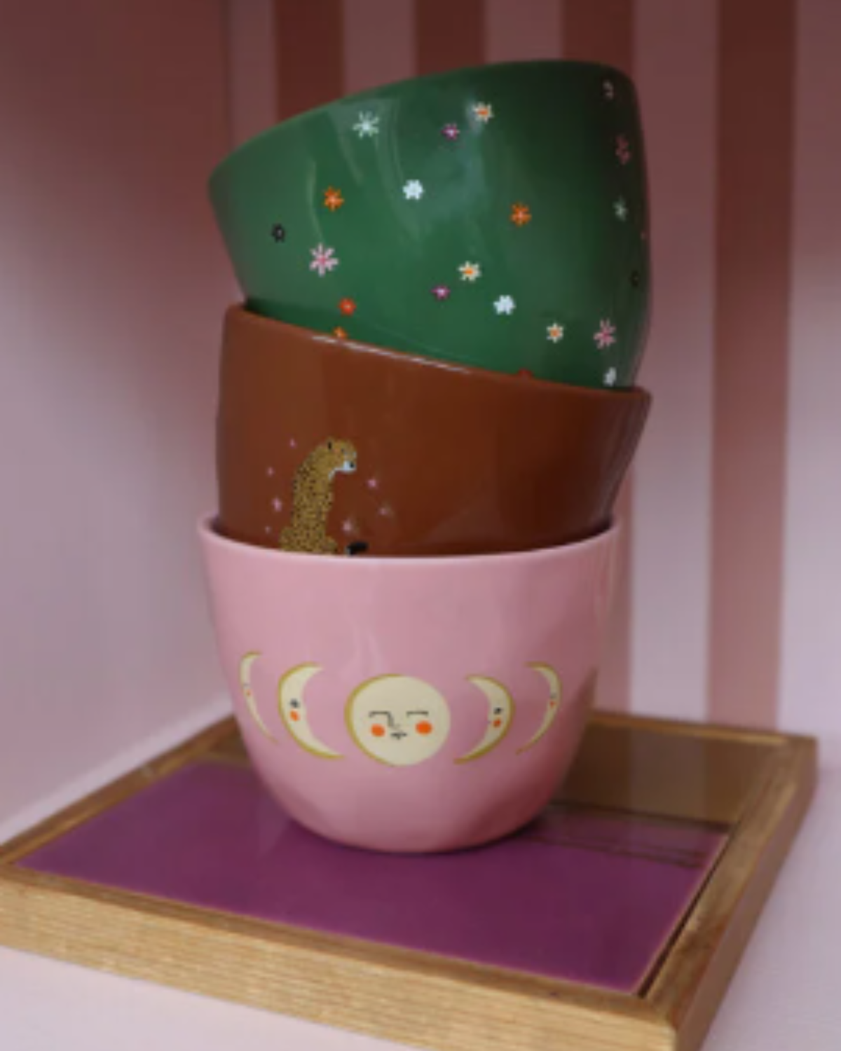 De keramieken mok Ø 10 cm, hoogte 7 cm, op een sfeervol tafelmoment. Ideaal als cadeau of om je koffieritueel een speelse en serene touch te geven.