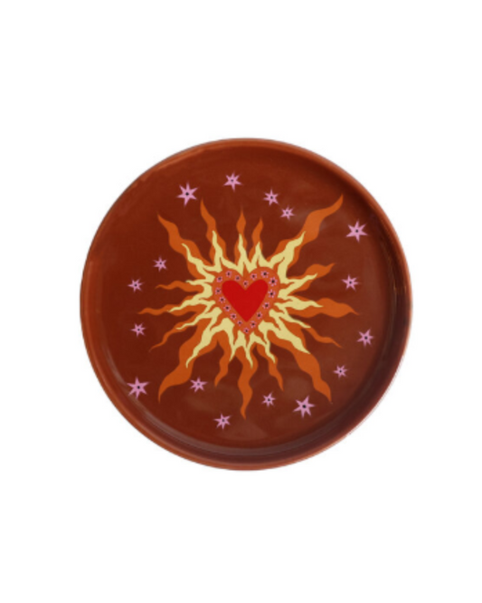 Het keramieken bord Ø 11,8 cm op een sfeervolle tafelsetting. Ideaal als cadeau of om je tafelmomenten extra warmte en vrolijkheid te geven.