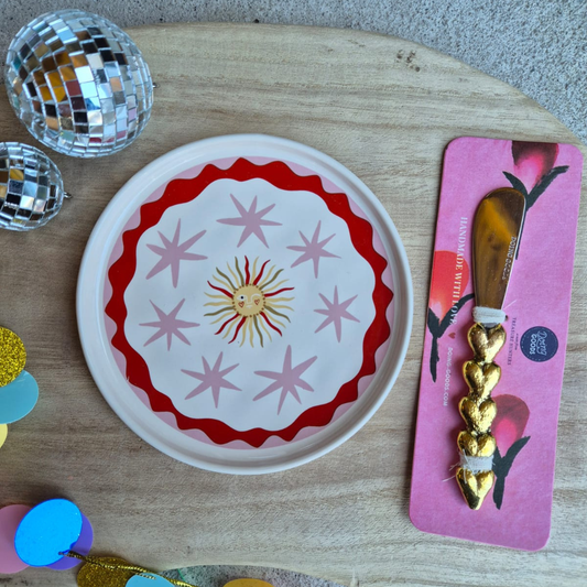 Stijlvol cadeaupakket met hartjes-botermes en bordje van All the Luck in the World