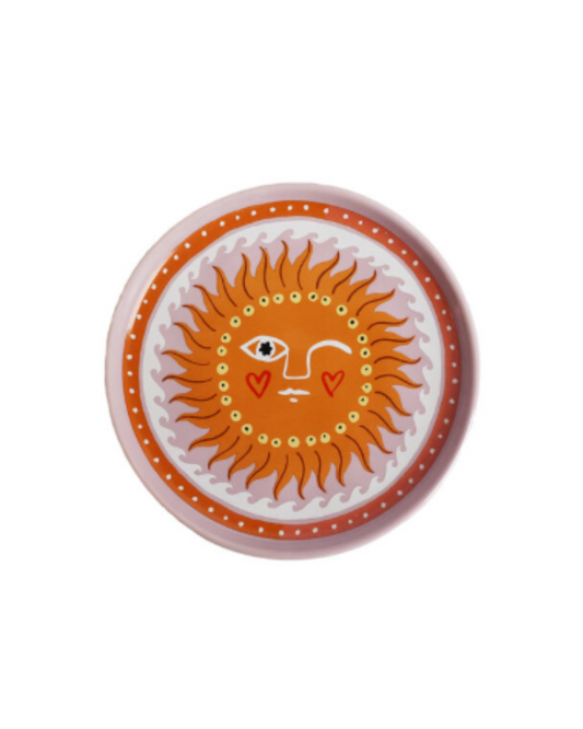 Het keramieken bordje van Ø 11,8 cm op een sfeervol gedekte tafel. Voeg warmte en vrolijkheid toe aan elk tafelmoment met dit unieke woonaccessoire.