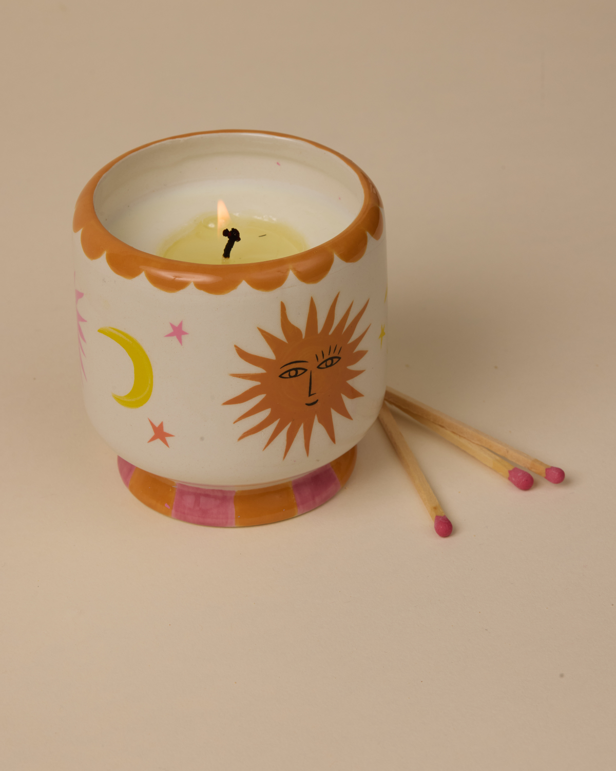 Close-up Adopo Sun kaars handgeschilderd keramiek Orange Blossom geur