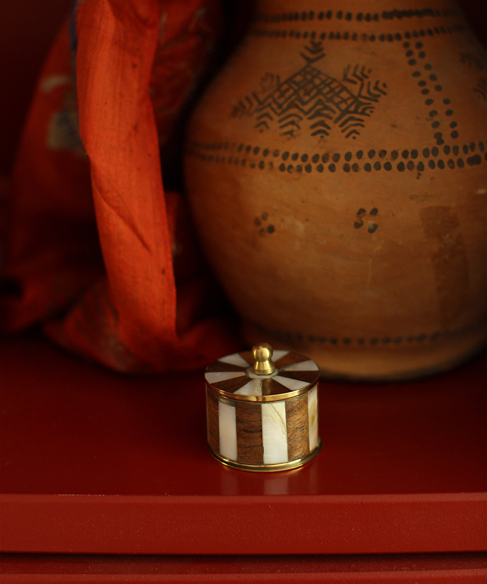 Bailey Circus Box Small Woody op nachtkastje met sieraden en kleine accessoires, handgemaakt houten doosje van Doing Goods als stijlvol interieuraccent