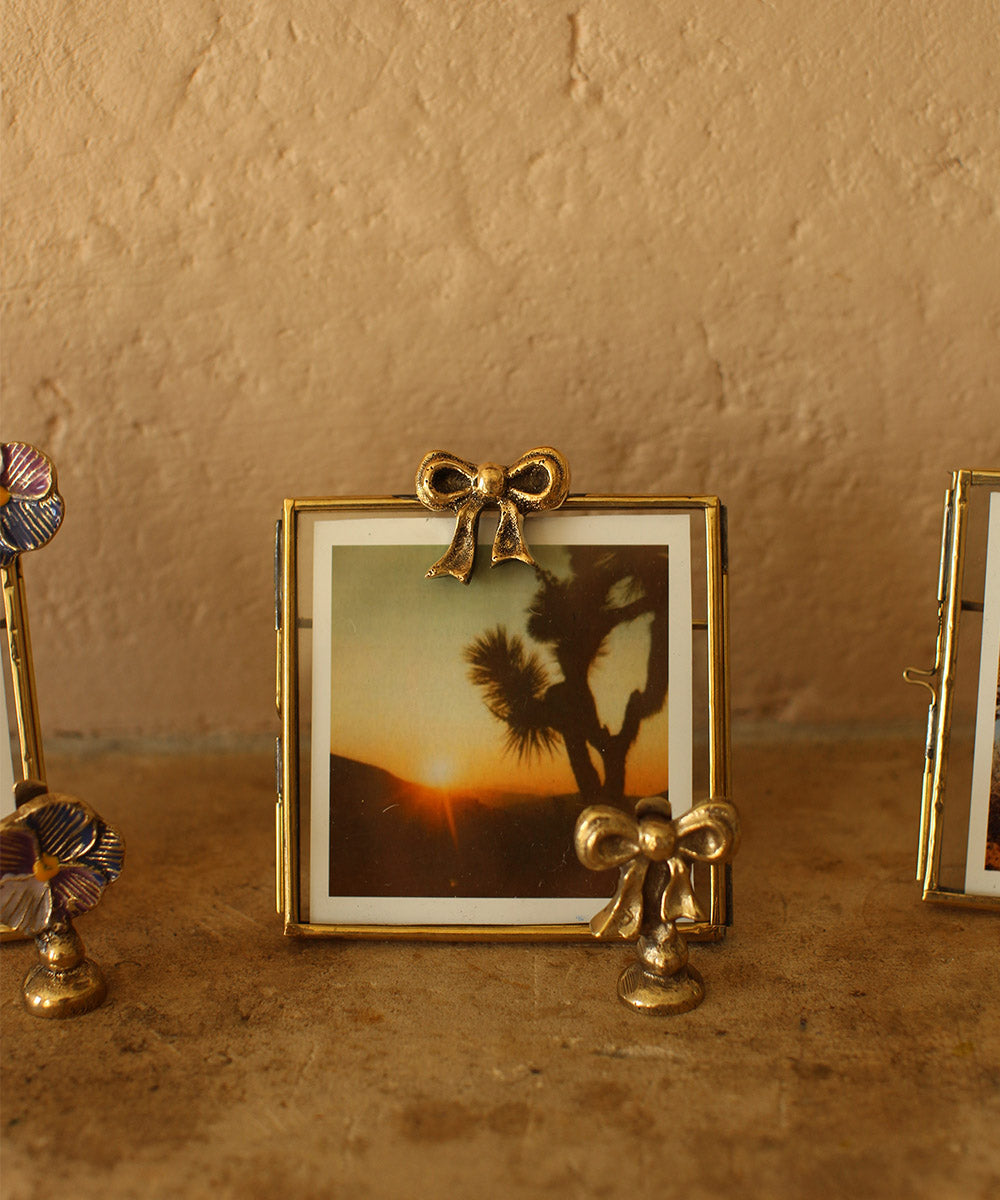 Handgemaakt Bowie Bow Polaroid Frame van Doing Goods met Polaroidfoto, elegant en uniek messing fotolijstje voor persoonlijke herinneringen