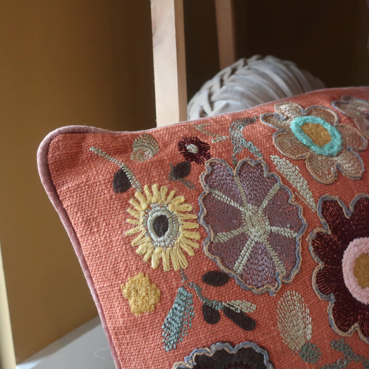 Detail van het geborduurde bloemenpatroon op kussen Elodie van Imbarro, handgemaakt van 100% katoen