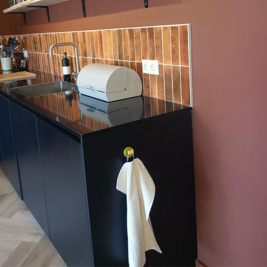 MUUSS handdoekhaakje zonder boren in keuken met opgehangen theedoek Joeff