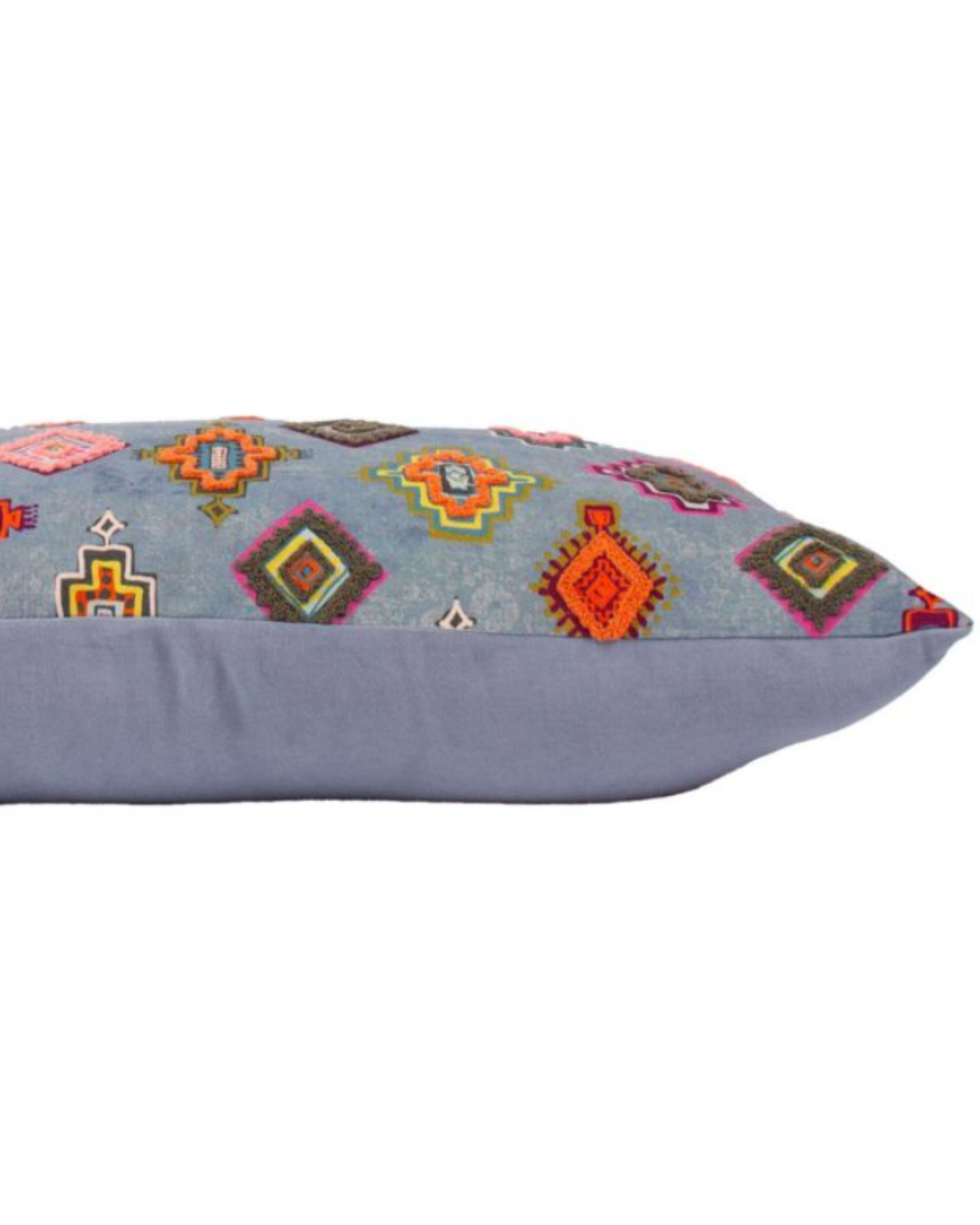 Handgemaakt kussen Clarie met diepblauwe basis en kleurrijk geometrisch patroon in oranje, roze, wit en geel; voorzijde met speels design en achterzijde in effen blauwe stof, langwerpig model van zachte kwaliteit.