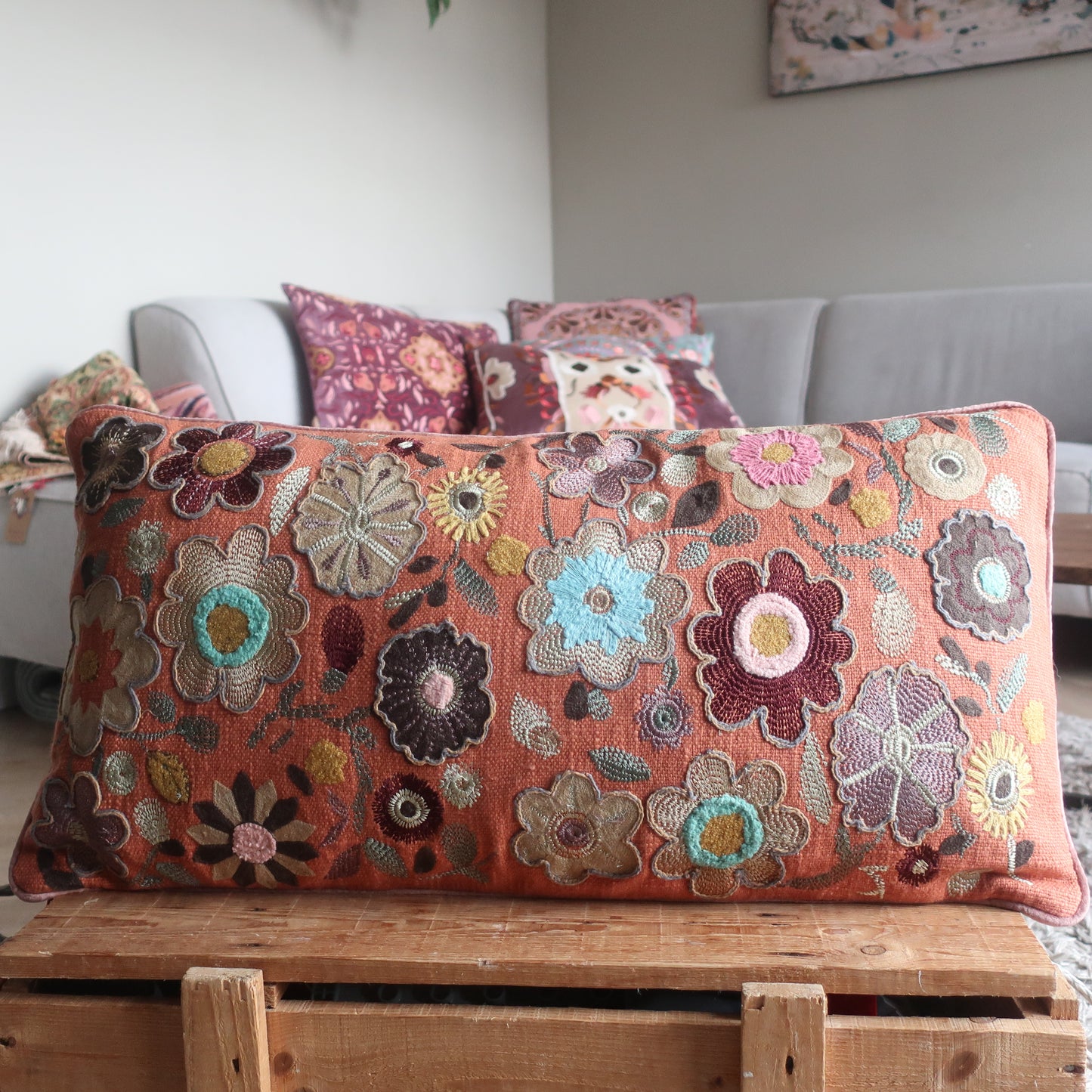 Interieur met handgemaakt kussen Elodie van Imbarro; eclectisch woonaccessoire dat kleur en karakter toevoegt.