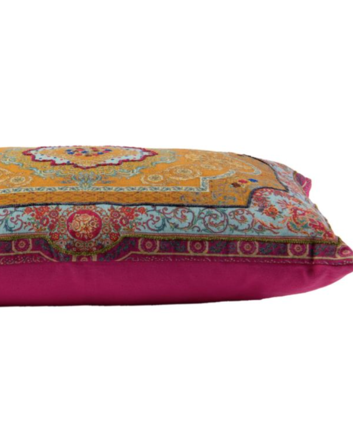 Handgemaakt katoenen kussen Vidya in mosterdgeel, babyblauw en magenta, voorzijde met vintage bloemenprint, geborduurde details en subtiel gouden stiksel, achterzijde in effen stof; rechthoekig model van 40 x 60 cm met binnenkussen en ritssluiting.