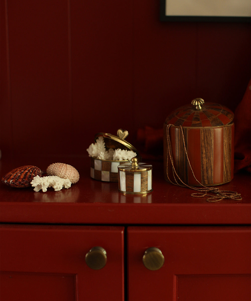 Heart Circus Box Medium Woody van Doing Goods in interieur, handgemaakt opbergdoosje van hout, messing en schelp voor sieraden of kleine herinneringen