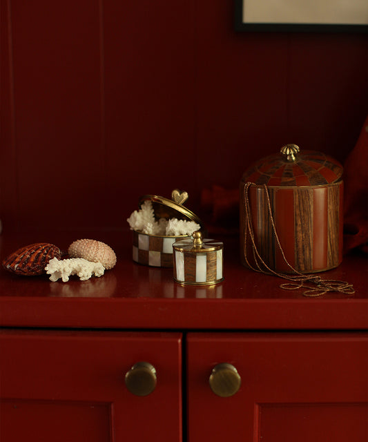 Heart Circus Box Medium Woody van Doing Goods in interieur, handgemaakt opbergdoosje van hout, messing en schelp voor sieraden of kleine herinneringen