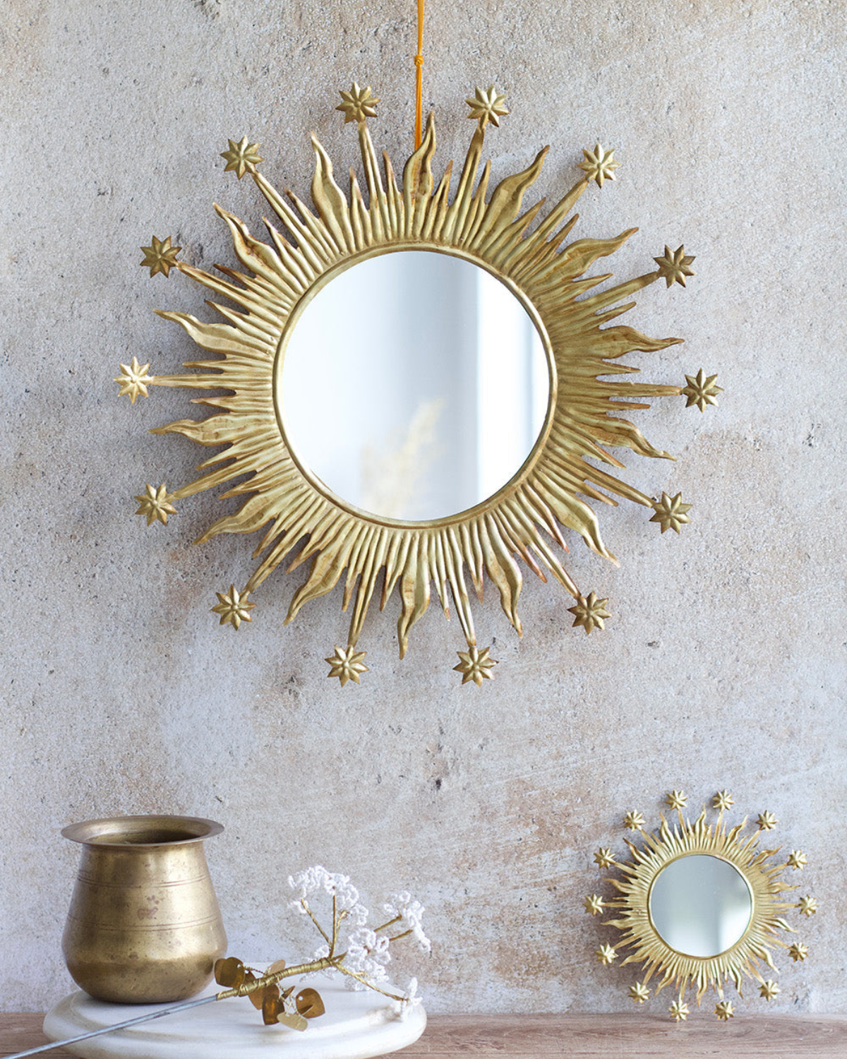 Hemelse Kroonspiegel De Weldaad goudkleurig messing handgemaakt India, statement woonaccessoire luxe interieur