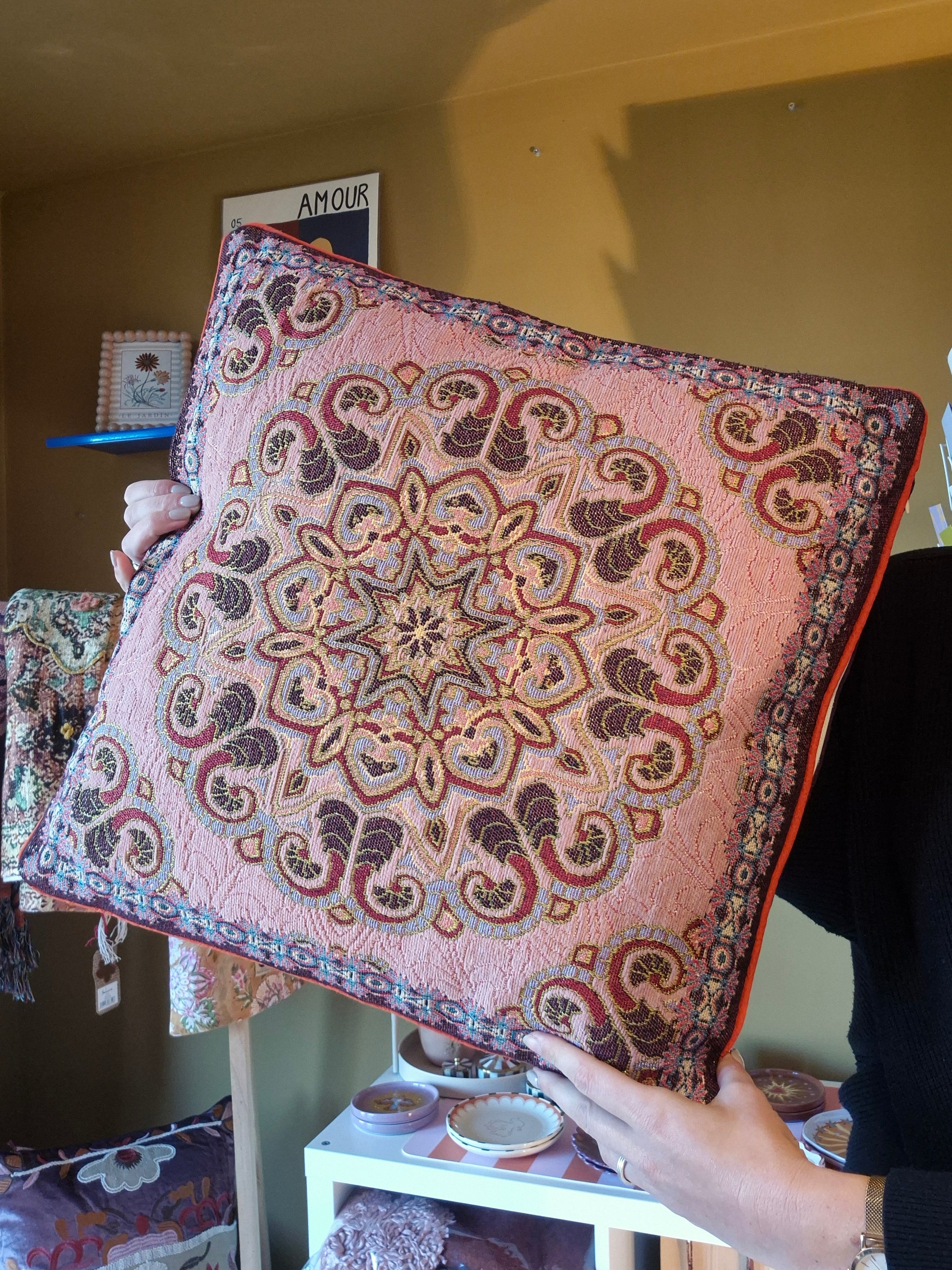 Handgemaakt jacquard kussen Caress van Imbarro in multi- en roze tinten met rijke textuur en subtiele glans.