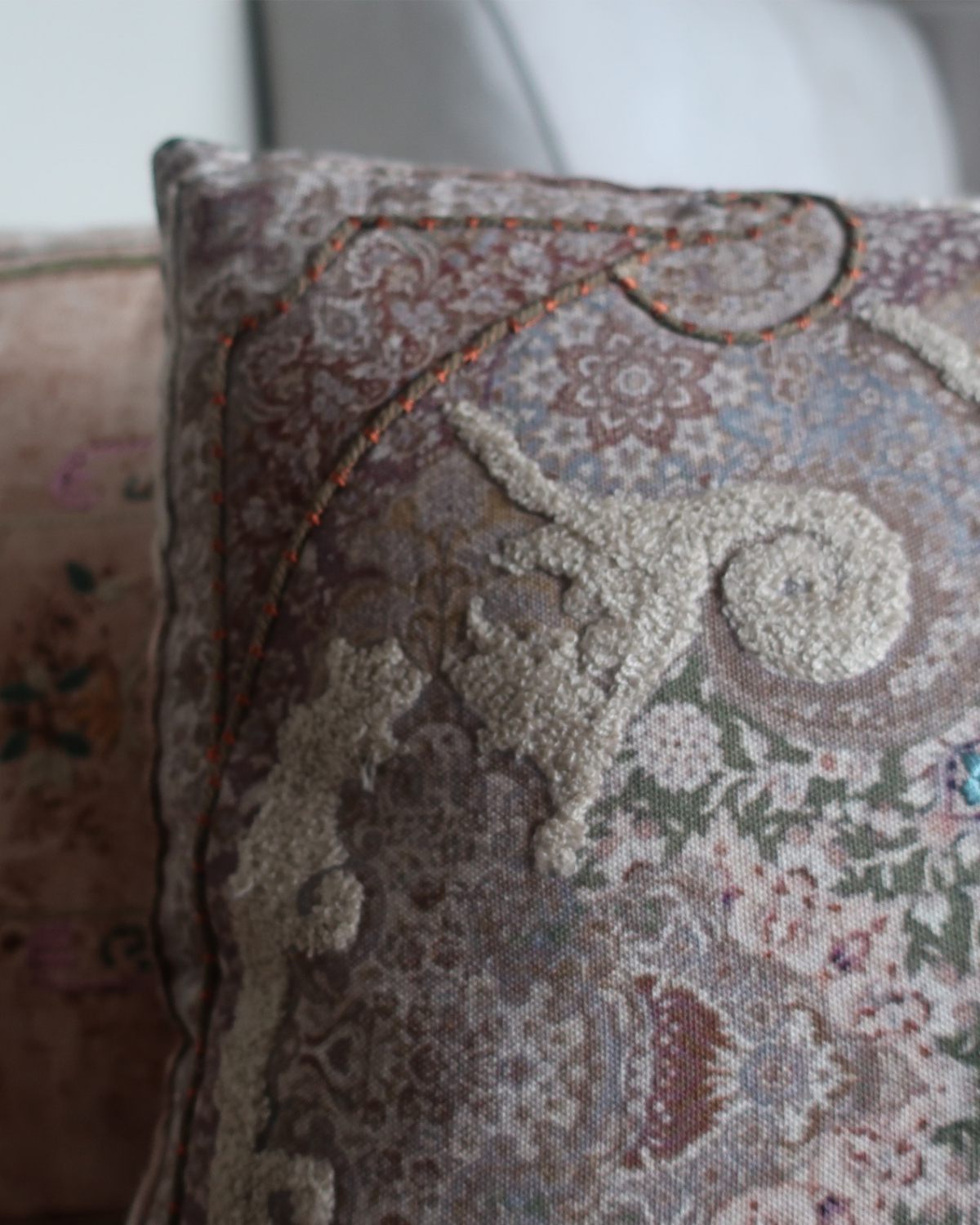 Close-up van Imbarro Kussen Elise met fijn borduurwerk en subtiel glinsterend gouddraad, handgemaakt en chique vintage design