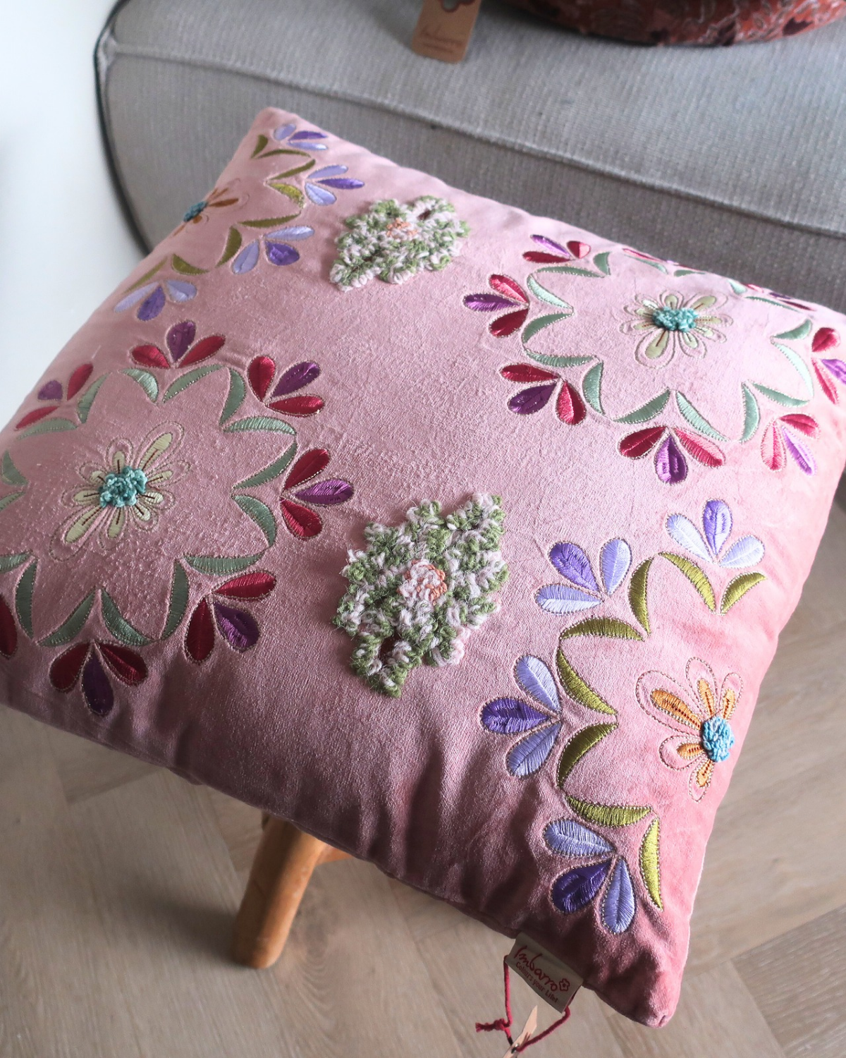 Handgemaakt Imbarro Kussen Sofia van velvet met rijk getuft bloemendesign, 50x50 cm, bohemien en luxe sierkussen voor bank of fauteuil