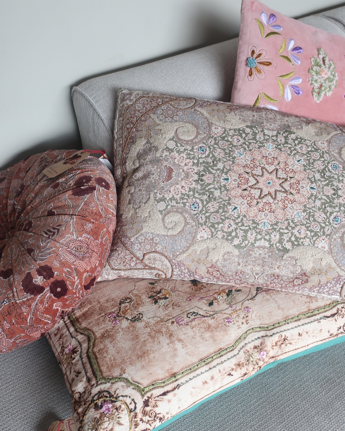 Imbarro Kussen Sofia gecombineerd met andere kussens op bank, kleurrijk en bohemien, stijlvol en artistiek interieuraccessoire