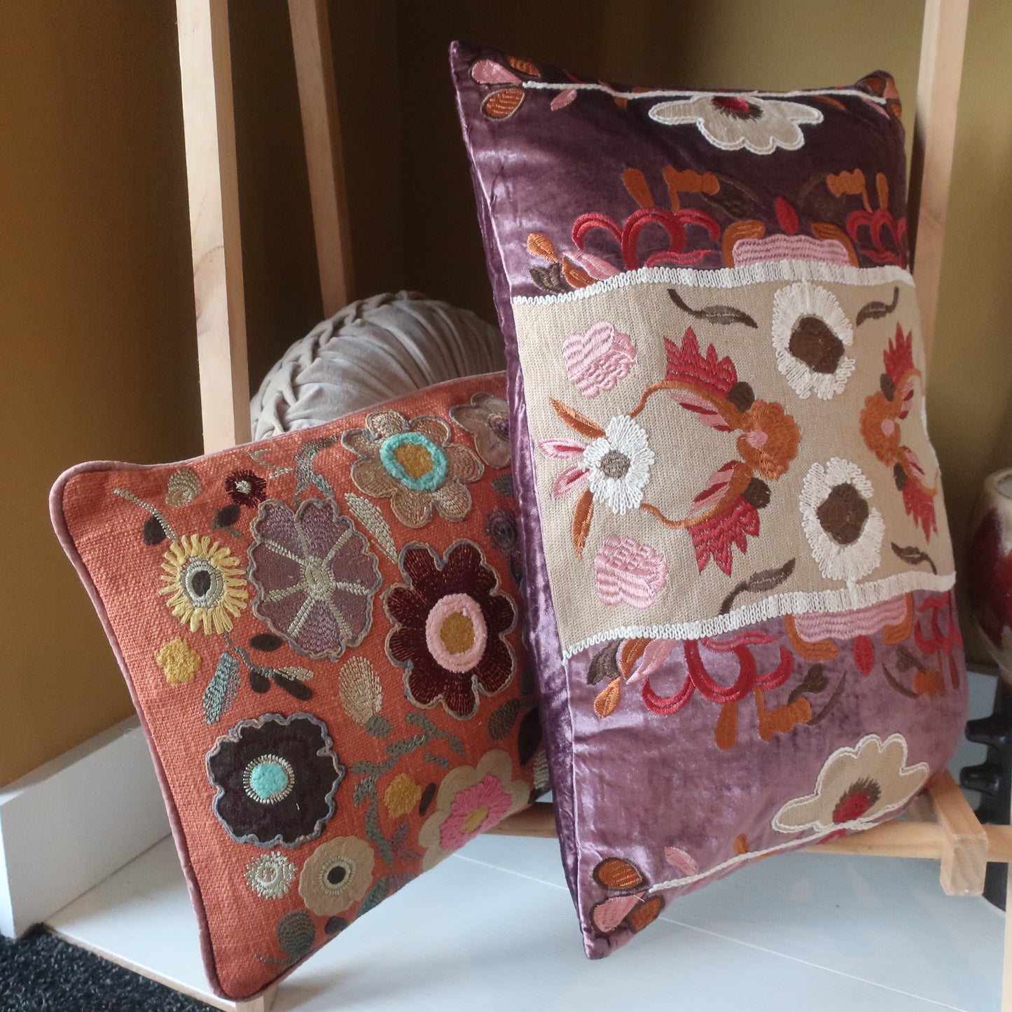 Mix & match van handgemaakte Imbarro kussens Blossom, Fifi en Elodie – velvet kussens voor een kleurrijk en sfeervol interieur.