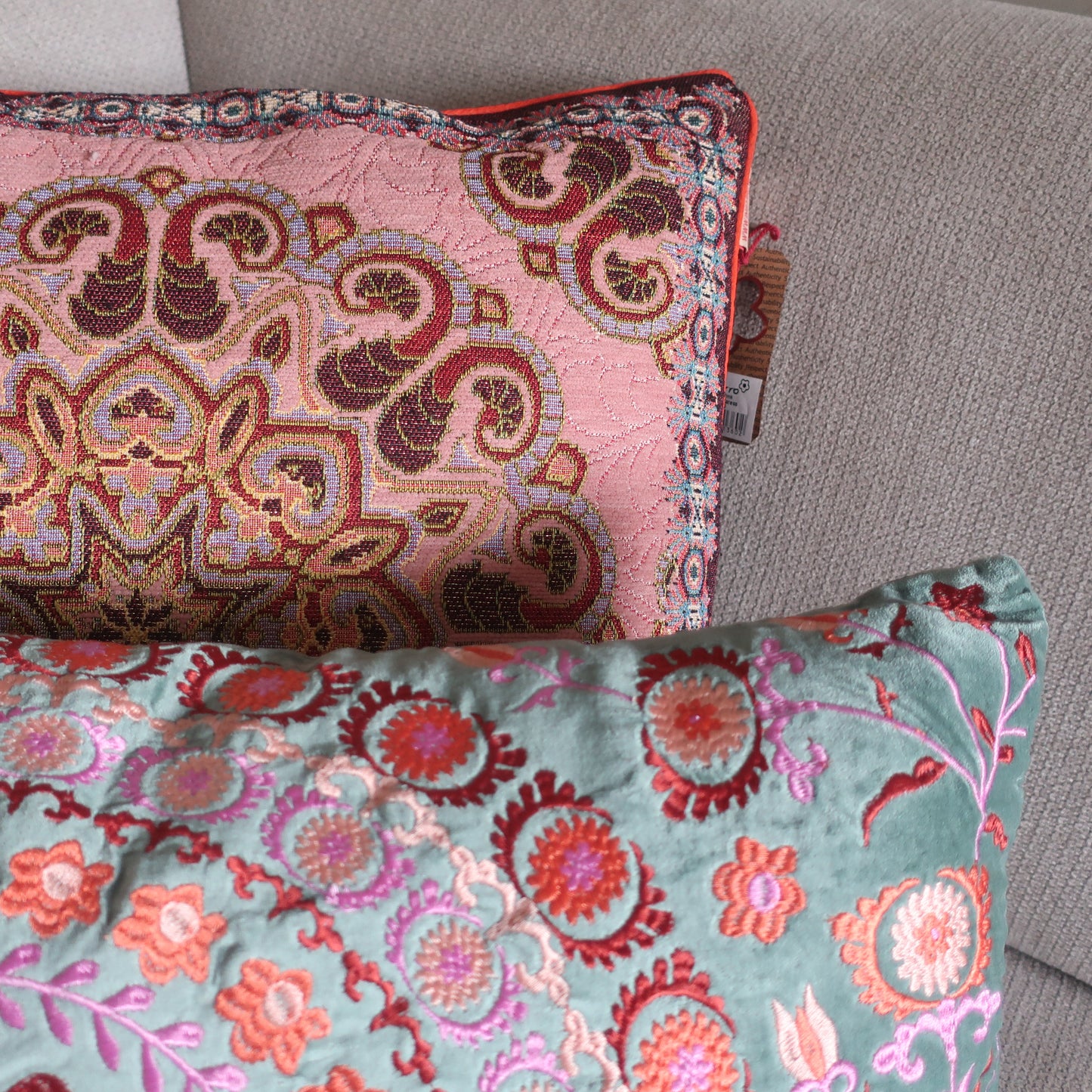 Mix & match van handgemaakte Imbarro kussens Caress, Fifi en Elodie – kleurrijke jacquard en velvet kussens voor een sfeervol interieur.