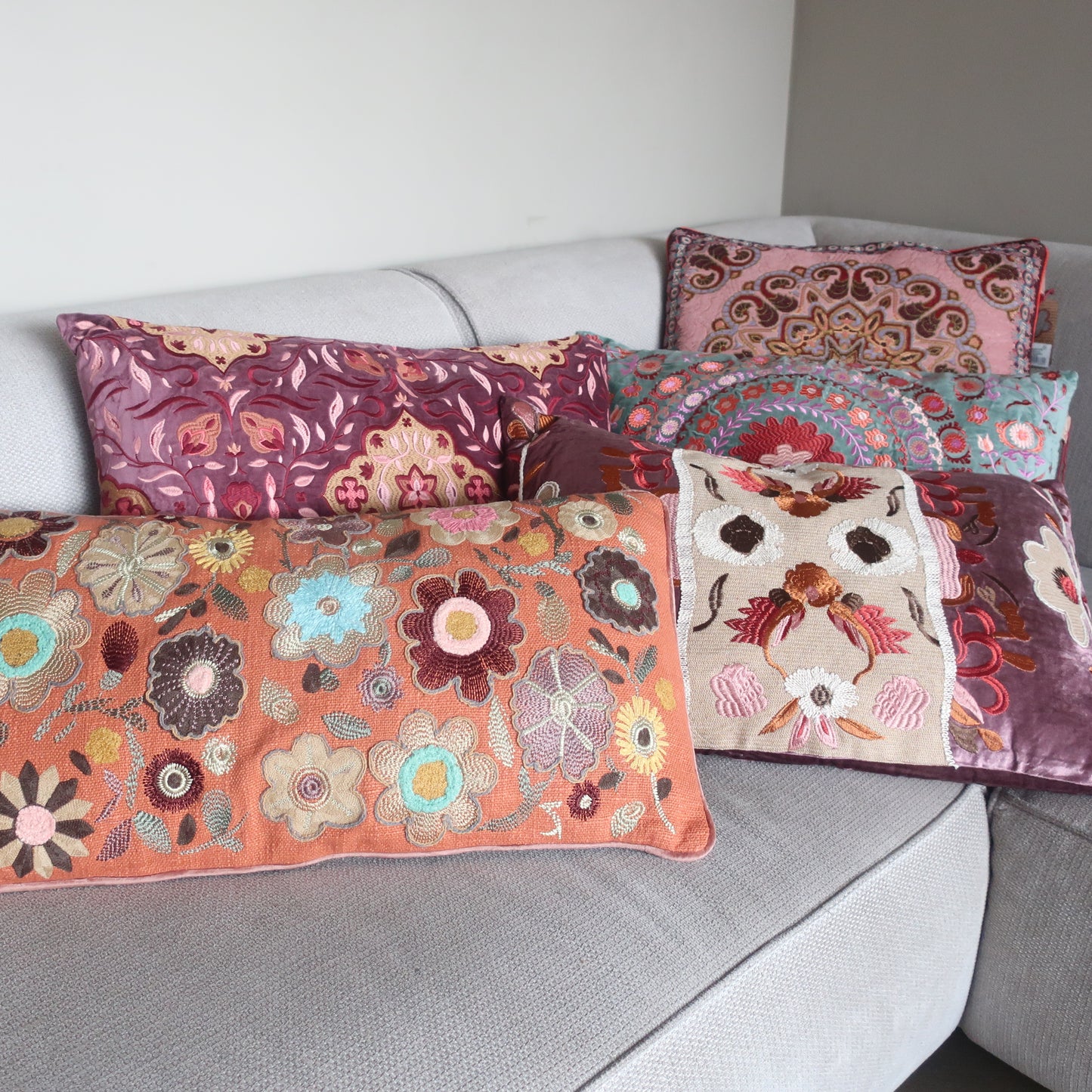 Mix & match van handgemaakte Imbarro kussens Violette, Elodie en Fifi – kleurrijke velvet kussens voor een eclectisch interieur.