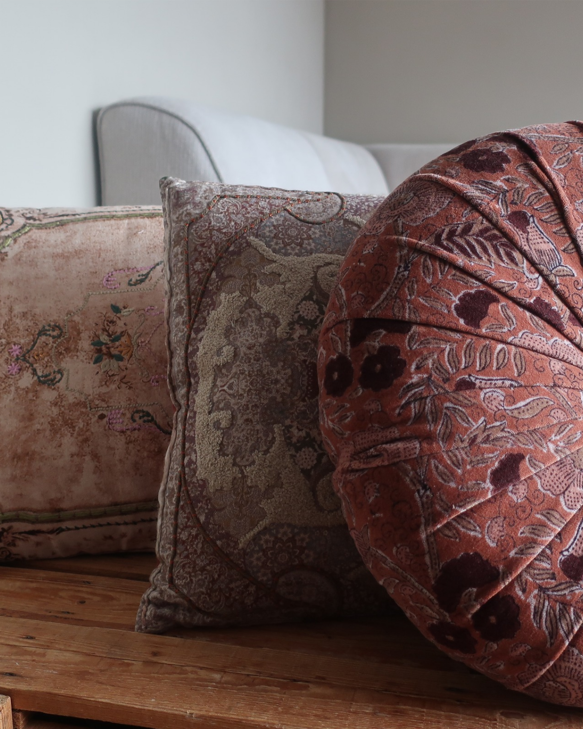 Ronde velvet kussen Imbarro Ø47 cm in luxe fluweel, vintage stijl met sierlijke knoop, elegant woonaccessoire voor bank, fauteuil of bed