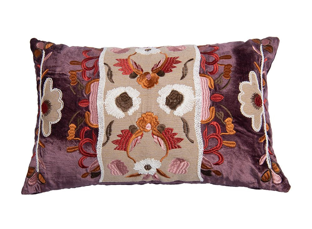 Handgemaakt velvet kussen Blossom van Imbarro in beige, paars en multi met geborduurde bloemen en ruitmotief.