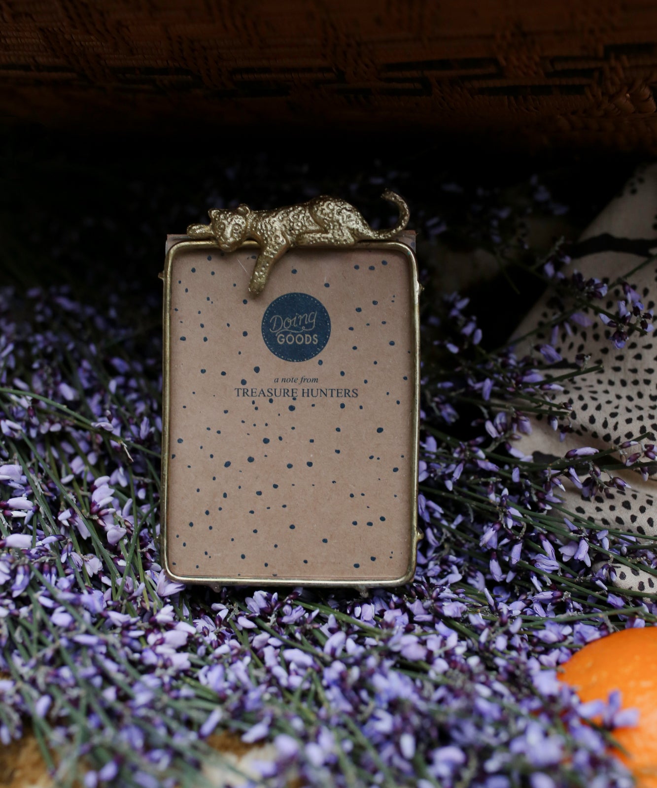 Jenna Leopard Frame Large op plank met speciale foto, handgemaakt gerecycled messing fotolijstje van Doing Goods voor herinneringen