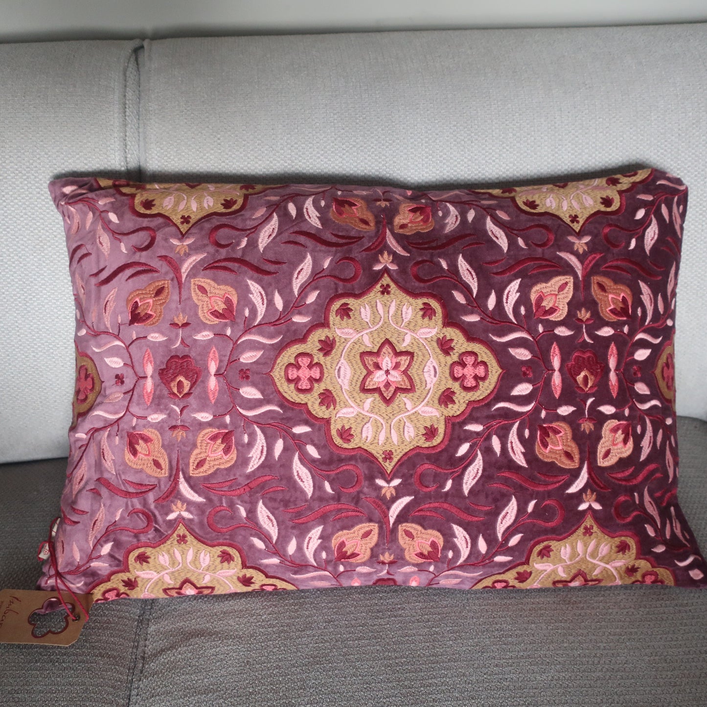 Velvet kussen Violette van Imbarro, handgemaakt met geborduurde bloemen voor een sfeervol en kleurrijk interieur.